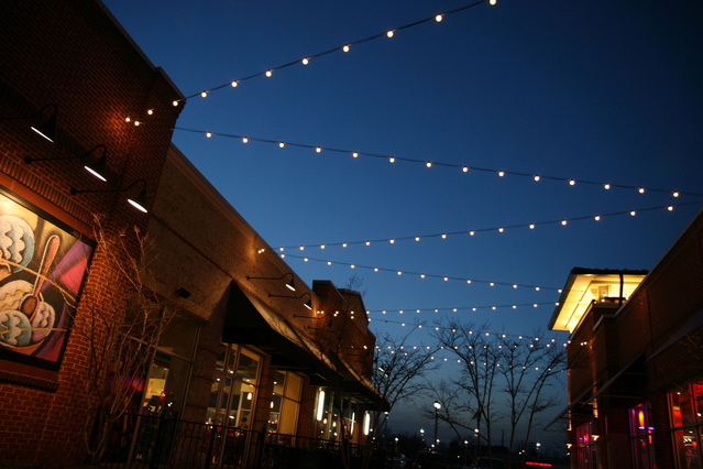 Freeimages_strip-mall-at-dusk-1184319-639x426