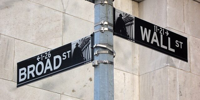 Wall-St_web_Freeimages976300_52203064